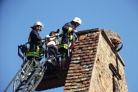 Foto Feuerwehr beim Anbringen des neuen Korbes